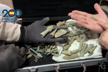 Recuperan en León una corona visigoda, monedas de plata, áureos de época moderna y otros objetos arqueológicos