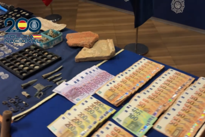 Recuperan en León una corona visigoda, monedas de plata, áureos de época moderna y otros objetos arqueológicos