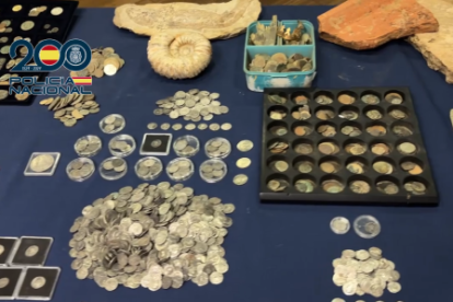 Recuperan en León una corona visigoda, monedas de plata, áureos de época moderna y otros objetos arqueológicos