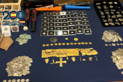 Recuperan en León una corona visigoda, monedas de plata, áureos de época moderna y otros objetos arqueológicos