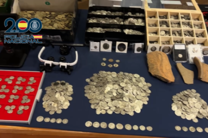 Recuperan en León una corona visigoda, monedas de plata, áureos de época moderna y otros objetos arqueológicos