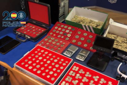 Recuperan en León una corona visigoda, monedas de plata, áureos de época moderna y otros objetos arqueológicos