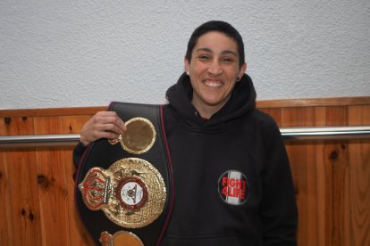 Isa Rivero en el Gimnasio Shotokan junto a un saco y su cinturón de campeona del Mundo.