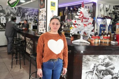 Alba Marianova, dueña del bar Ace Café, en el número 8