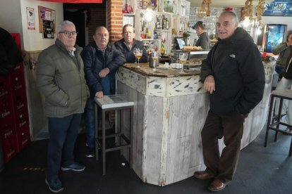 Clientes del bar La Maroma