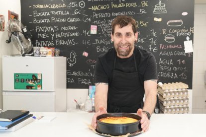 José Luis, cocinero de La Luna comida para llevar. En el número 1 local 7