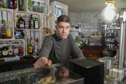 Marcelino García, trabajador en el bar La Maroma, en la esquina con la calle Mirabel.