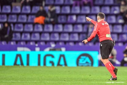 El árbitro señala penalti tras ver el video solicitado desde el VAR.