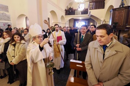 El arzobispo de Valladolid, Luis Argüello, oficia la misa de apertura del Año Jubilar por el 300 aniversario de santo Toribio de Mogrovejo en la ermita homónima en Mayorga.