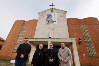 El arzobispo de Valladolid, Luis Argüello, oficia la misa de apertura del Año Jubilar por el 300 aniversario de santo Toribio de Mogrovejo en la ermita homónima en Mayorga.