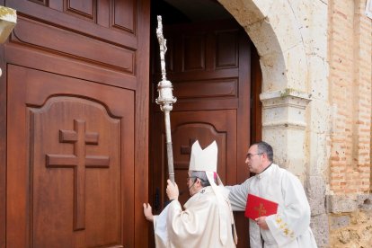 El arzobispo de Valladolid, Luis Argüello, oficia la misa de apertura del Año Jubilar por el 300 aniversario de santo Toribio de Mogrovejo en la ermita homónima en Mayorga.
