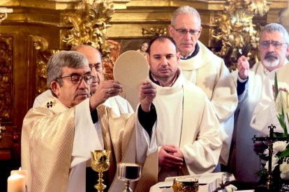 El arzobispo de Valladolid, Luis Argüello, oficia la misa de apertura del Año Jubilar por el 300 aniversario de santo Toribio de Mogrovejo en la ermita homónima en Mayorga.
