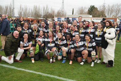 Las jugadoras del Colina Clínic El Salvador posan con el trofeo y medallas de campeón junto al alcalde