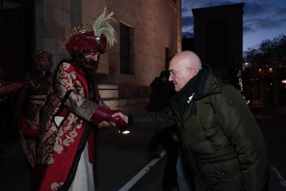 El alcalde de Valladolid, Jesús Julio Carnero, antes de la Cabalgata