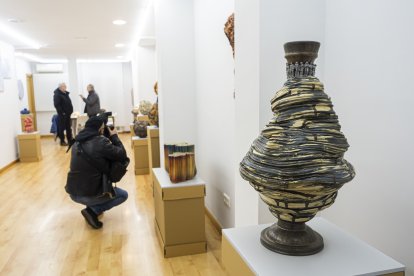 En primer plano, una obra de May Criado