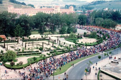 Vista general de la salida en la plaza Juan de Austria del Día de la Bici en 1993