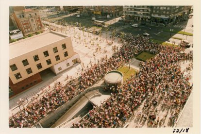 Vista aérea de los participantes en la plaza Juan de Austria en la X edición del Día de la Bici, en 1992