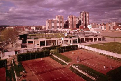 Vista de las instalaciones del actual Complejo Deportivo Juan de Austria, y al fondo el desaparecido Viejo Zorrilla en los años 70