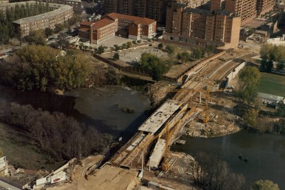 El puente Juan de Austria en construcción sobre el río Pisuerga en 1989