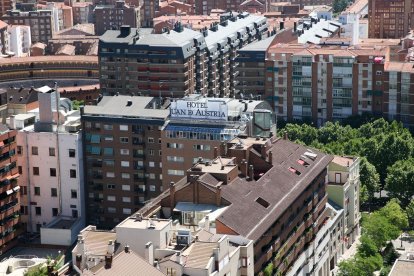 Imagen aérea de edificios de viviendas en la Plaza Juan de Austria, el Paseo Zorrilla y parte de la plaza de toros en 2008