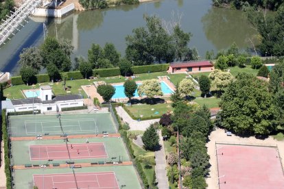 Imagen aérea del Complejo Deportivo Juan de Austria y la pasarela del Museo de la Ciencia sobre el río Pisuerga en 2008