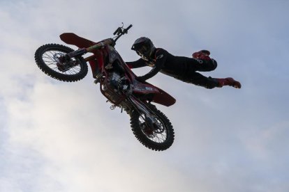 Exhibición en Mojados de stunt y saltos en Pingüinos 2026.