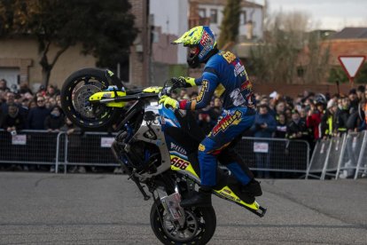 Exhibición en Mojados de stunt y saltos en Pingüinos 2026