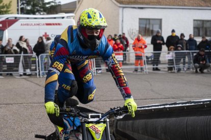 Exhibición en Mojados de stunt y saltos en Pingüinos 2026