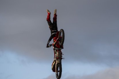 Exhibición en Mojados de stunt y saltos en Pingüinos 2026