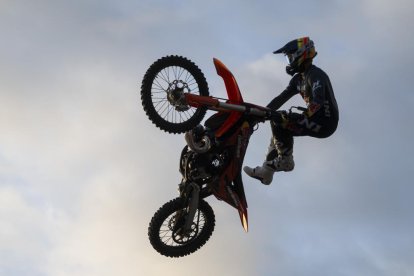 Exhibición en Mojados de stunt y saltos en Pingüinos 2026