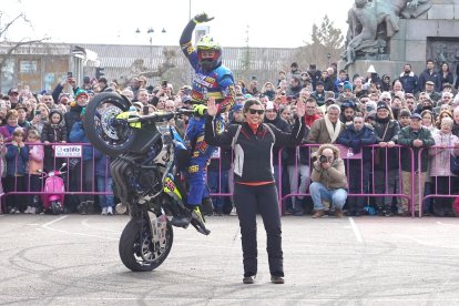 Acrobacias en la acera de Recoletos