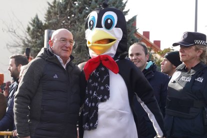 El alcalde de Valladolid, Jesús Julio Carnero, y la superintendente jefa de la Policía Municipal, Julia González, durante el desfile