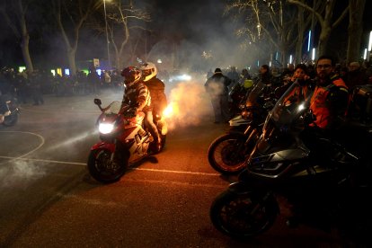 Desfile de antorchas para rendir homenaje a los motoristas fallecidos en el último año