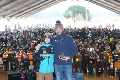 El piloto David Alonso y el responsable comercial de Estrella Galicia Castilla y León Alfonso Prego, Pingüinos de Oro de 2026