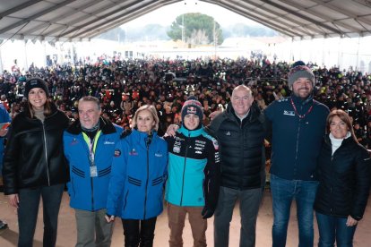 El piloto David Alonso y el responsable comercial de Estrella Galicia Castilla y León Alfonso Prego, Pingüinos de Oro 2026 posan junto a las autoridades