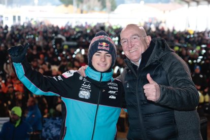 El alcalde de Valladolid, Jesús Julio Carnero, junto al piloto David Alonso, Pingüino de Oro 2026