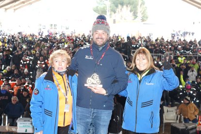 El piloto David Alonso y el responsable comercial de Estrella Galicia Castilla y León Alfonso Prego, Pingüinos de Oro 2026 posan junto a las autoridades