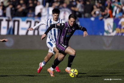 Canós conduce un balón ante el acoso de un jugador del Leganés.