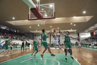 ‘Ice’ Haney intenta lanzar a canasta ante Toledo.