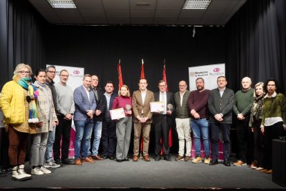 Foto de familia en los Premios de Turismo Provincia de Valladolid 2025 celebrados en el Salón Multifuncional de San Miguel del Pino 