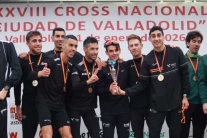 Equipo masculino del Vicky Foods en el podio del Autonómico de Cross.