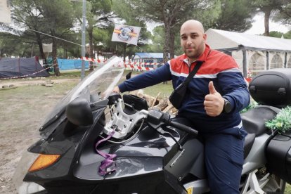 Juan Carlos, primer motorista que ha llegado a la concentración de Motauros