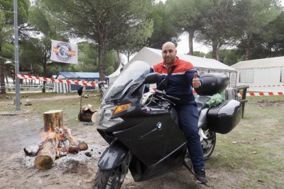 Juan Carlos, primer motorista que ha llegado a la concentración de Motauros