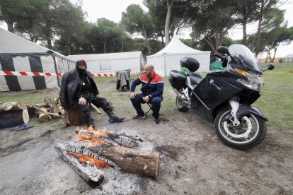 Juan Carlos, primer motorista que ha llegado a la concentración