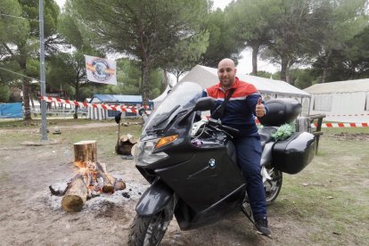 Juan Carlos, primer motorista que ha llegado a la concentración