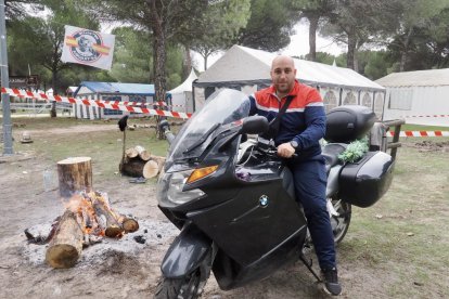 Juan Carlos, primer motorista que ha llegado a la concentración