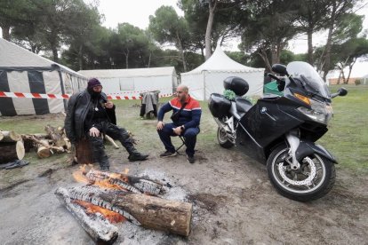 Juan Carlos, primer motorista que ha llegado a la concentración