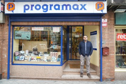 Fernando Sanzo, dueño de la tienda de informática Programax, en el número 2 de la calle Tudela.