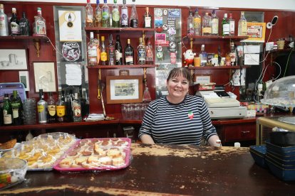 Rosa Fernández, dueña junto a su hermano Roberto de la cafetería Albany, en el número 10 en la calle Tudela.