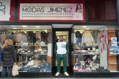 Luis Jiménez, socio de la tienda de moda Modas Jiménez, en el número 16 de la calle Tudela.
